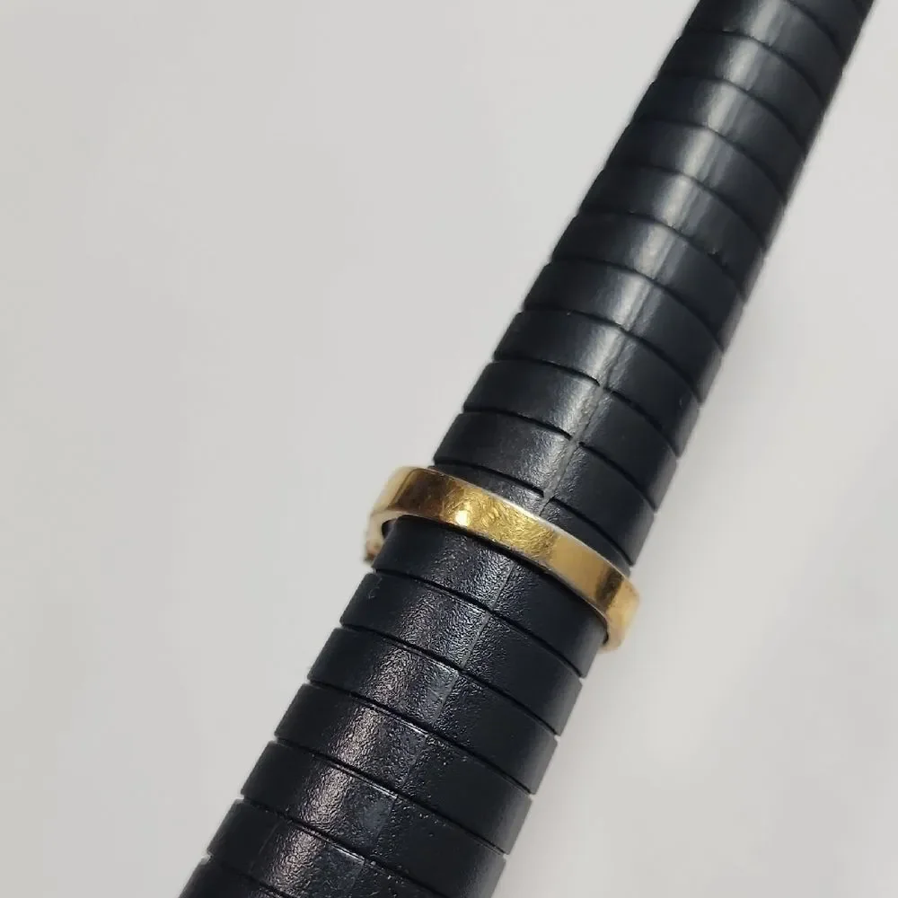 Elegant Green and gold tone Ring